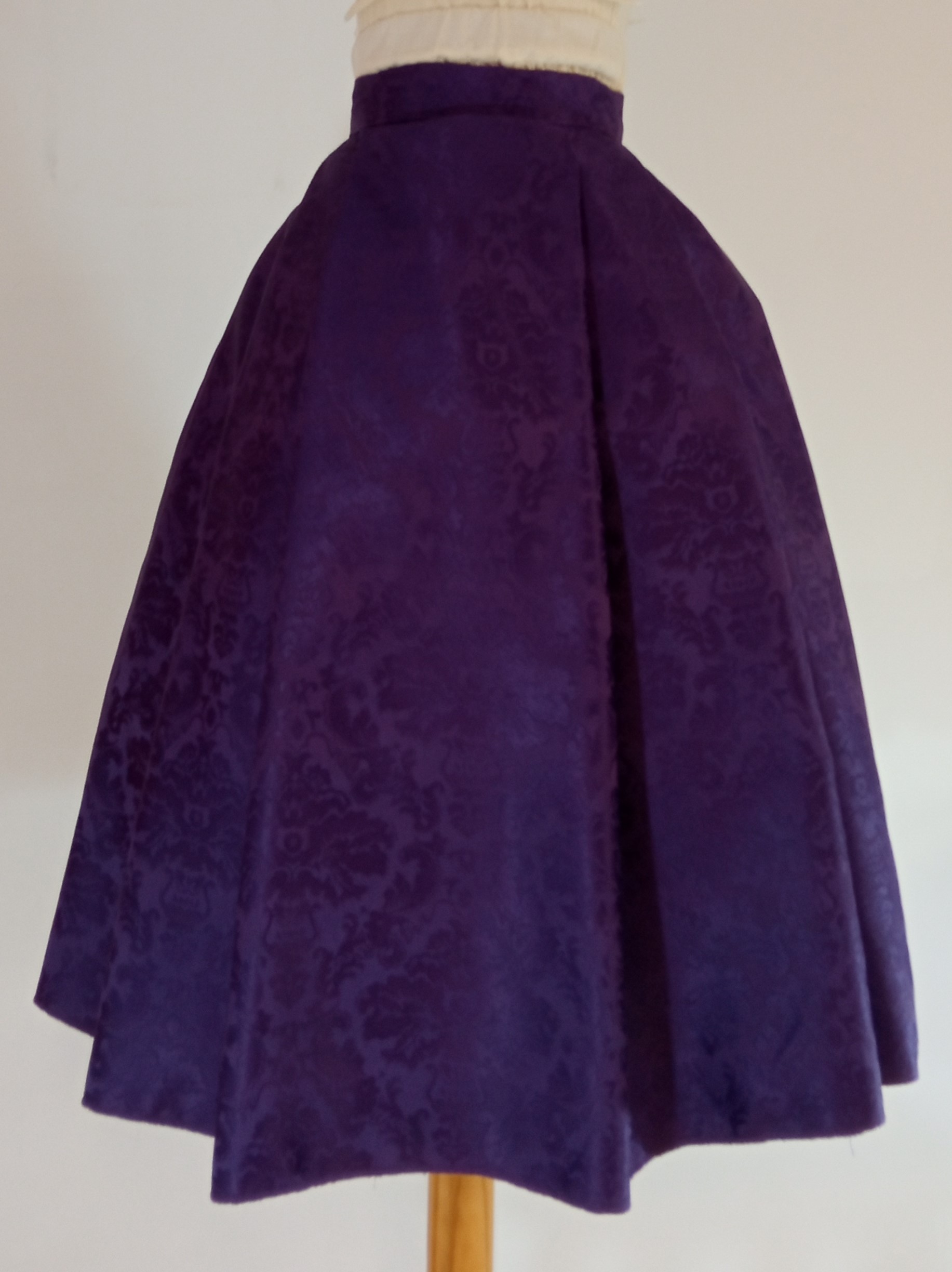 FALDA DAMASCO MORADA