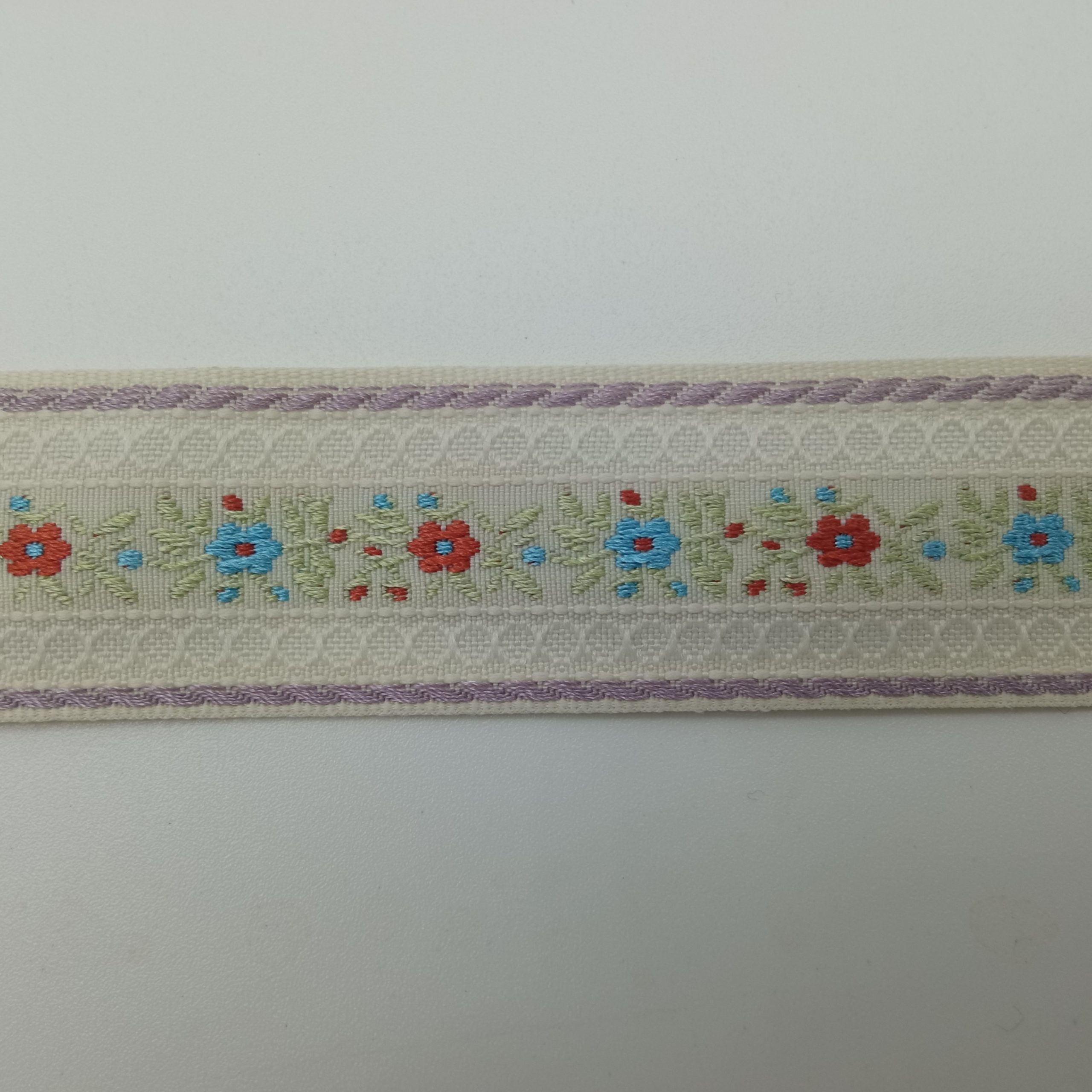 Tapacosturas bordado flores crudo